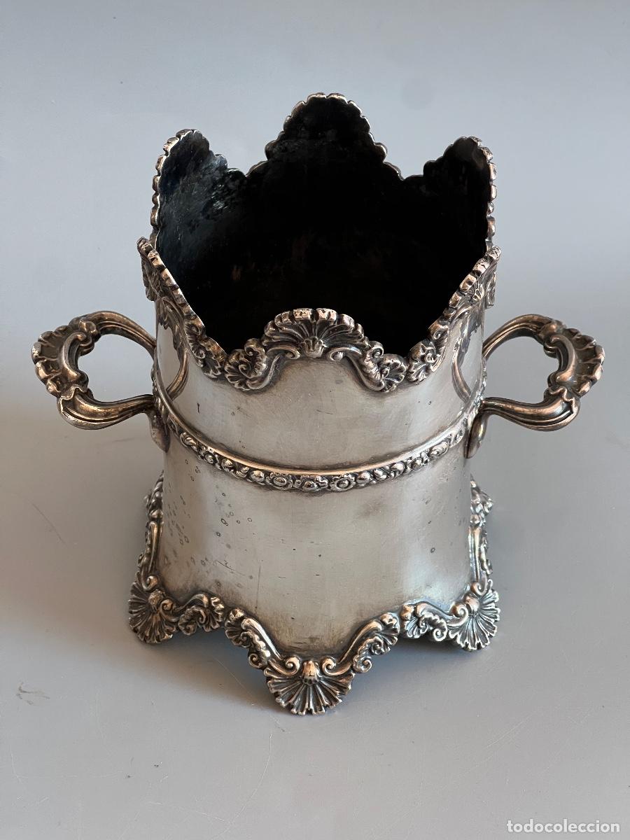 Antig&uuml;edades: Portabotellas, enfriador de vino ingl&eacute;s de Atkin Brothers h 1920 ba&ntilde;ado en plata.