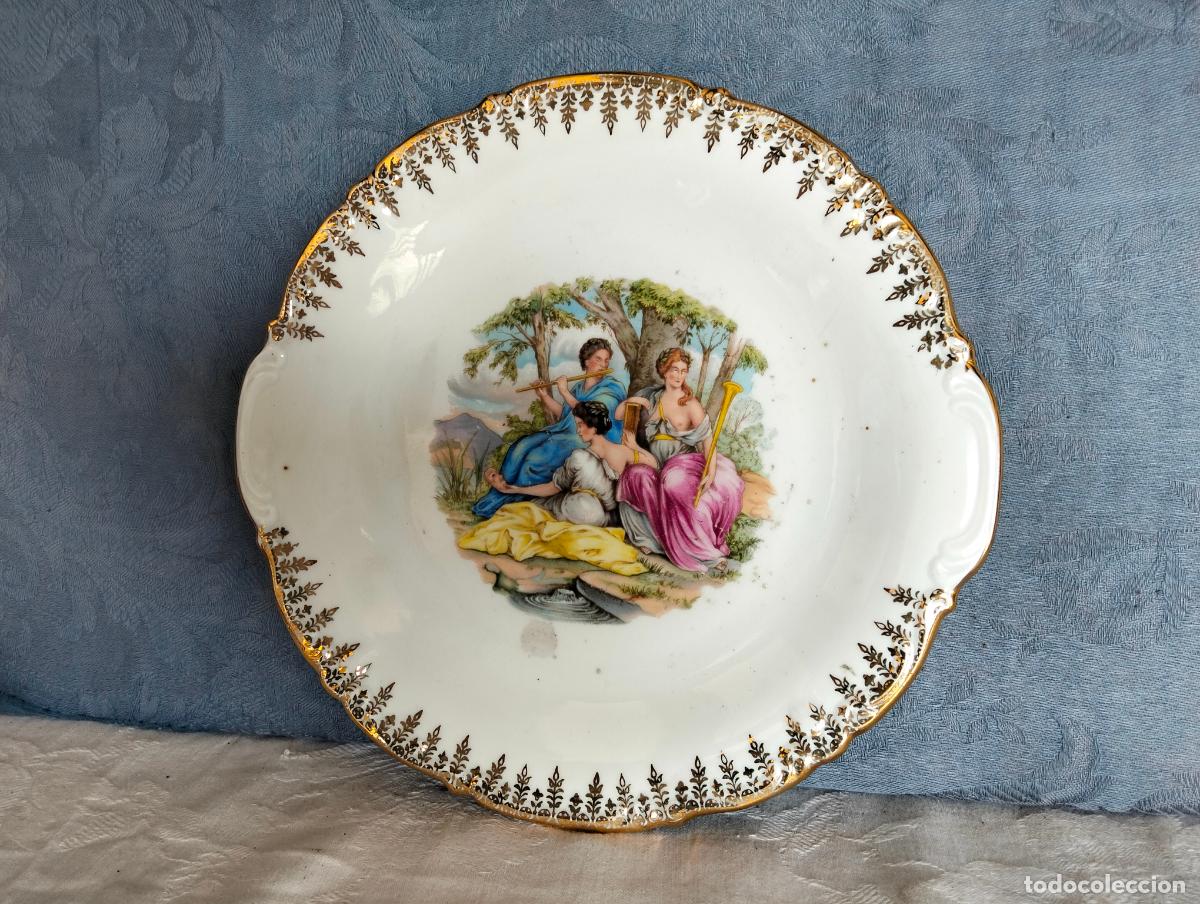 Antig&uuml;edades: Plato decorativo de porcelana blanca con imagen mujeres en bosque tocando m&uacute;sica Santa Clara Vigo