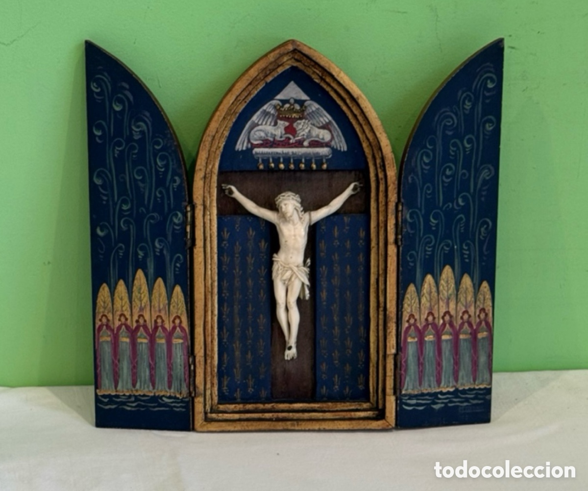 Antiques: Antigua capilla port&aacute;til pintada &ndash; Cristo tallado en marfil . Hueso o similar .altar devocional.
