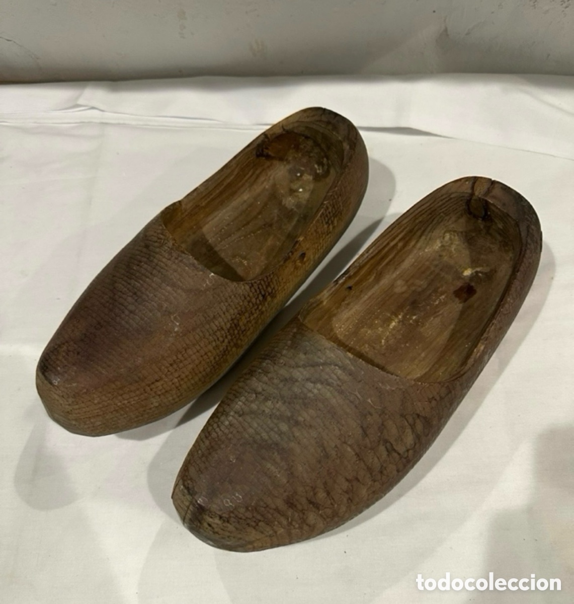 Antig&uuml;edades: Pareja de zuecos de madera tallados a mano para calzado catalanes del S.XIX