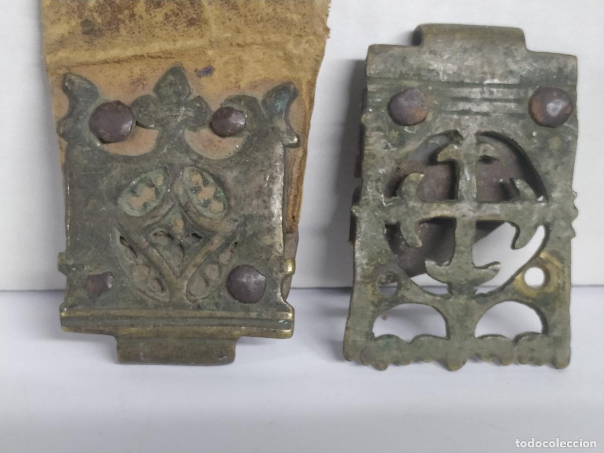 Antig&uuml;edades: Pareja de herrajes de broche en bronce con Cruz y Canad&aacute; G&oacute;tico de cantoral o misal S. XV-XVI