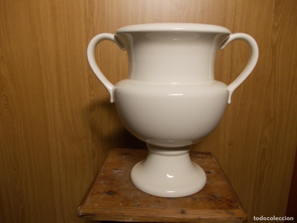 Antig&uuml;edades: Jarr&oacute;n antiguo de cer&aacute;mica blanca con asas y base pedestal pieza decorativa cl&aacute;sica