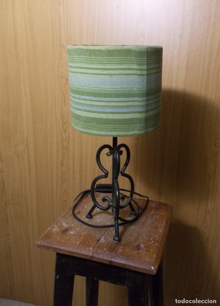 Antig&uuml;edades: L&aacute;mpara vintage pantalla verde a rayas a&ntilde;os 70 base forja cable original decoraci&oacute;n retro