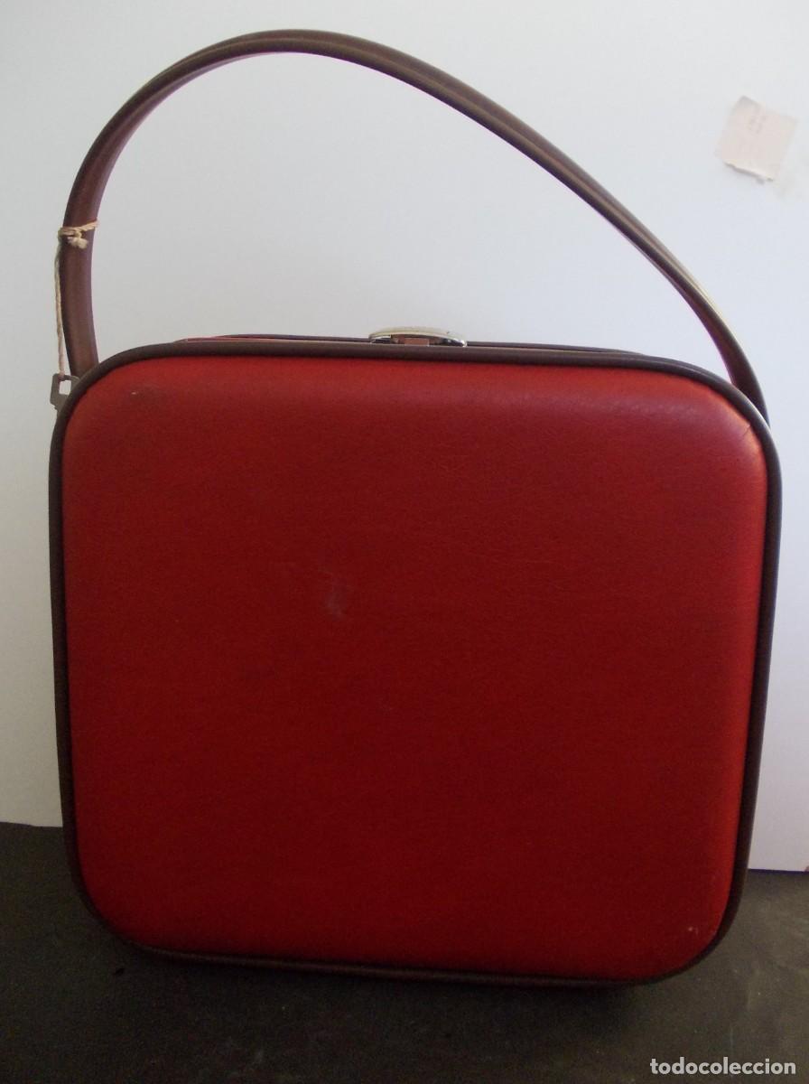 Antig&uuml;edades: Malet&iacute;n vintage rojo de viaje cierre met&aacute;lico retro interior cuadros a&ntilde;os 60 con llave original