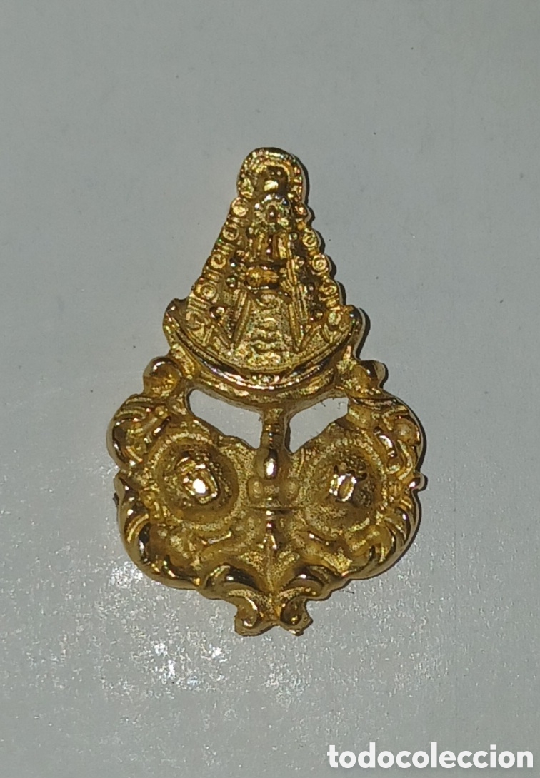 Antig&uuml;edades: INSIGNIA HERMANDAD ROCIO LEBRIJA SEVILLA BA&Ntilde;O ORO 22 KILATES LAMINADO. EL CORREO 1994