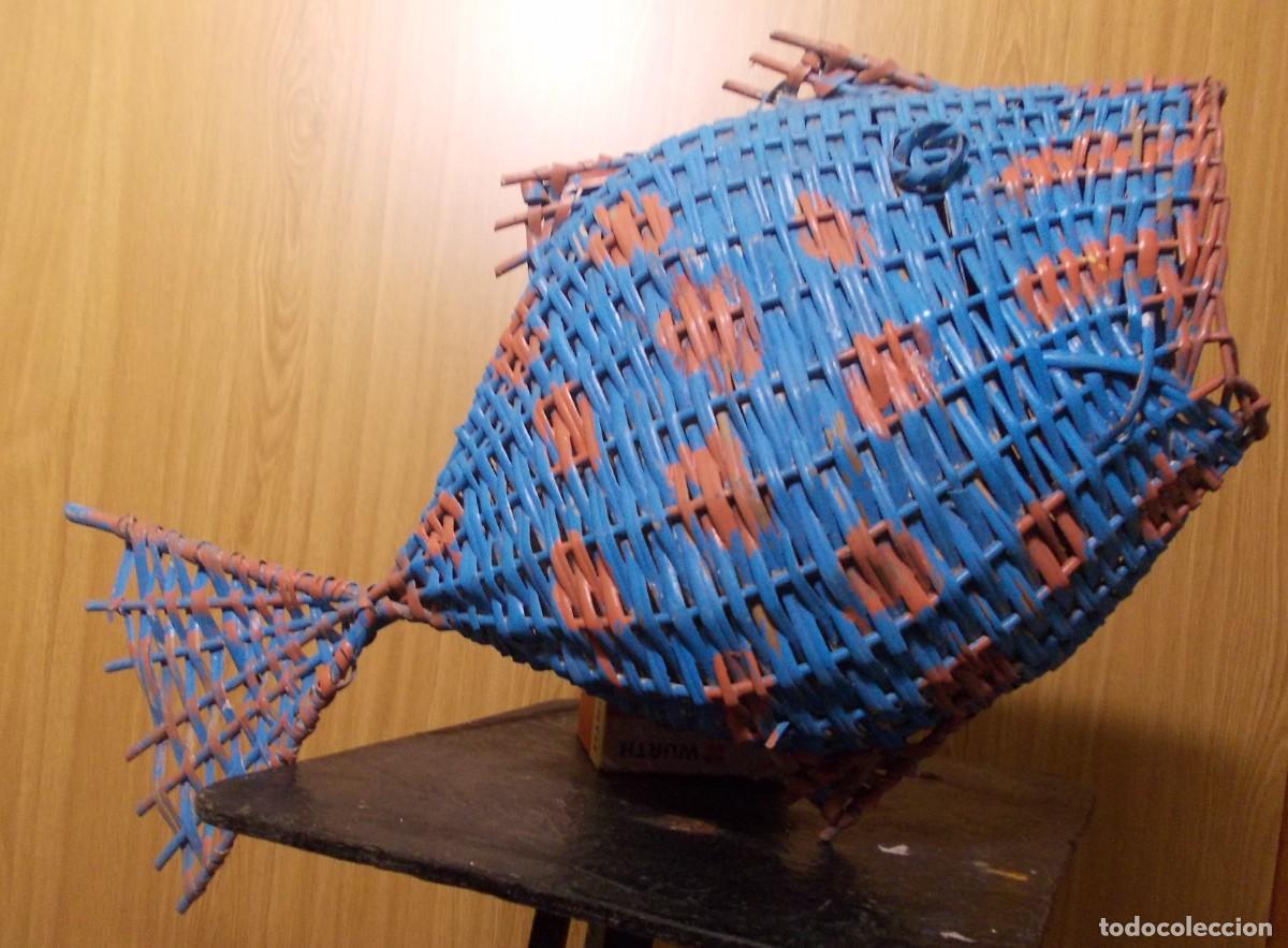 Antiguidades: Pez tejido artesanal escultura de mimbre pintado azul y naranja decoraci&oacute;n marinera playa