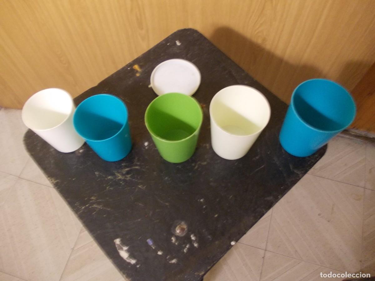 Antig&uuml;edades: Lote de vasos retro‑pl&aacute;stico colores azul, verde y blanco apilables tipo m&oacute;dulo decada a&ntilde;os 80