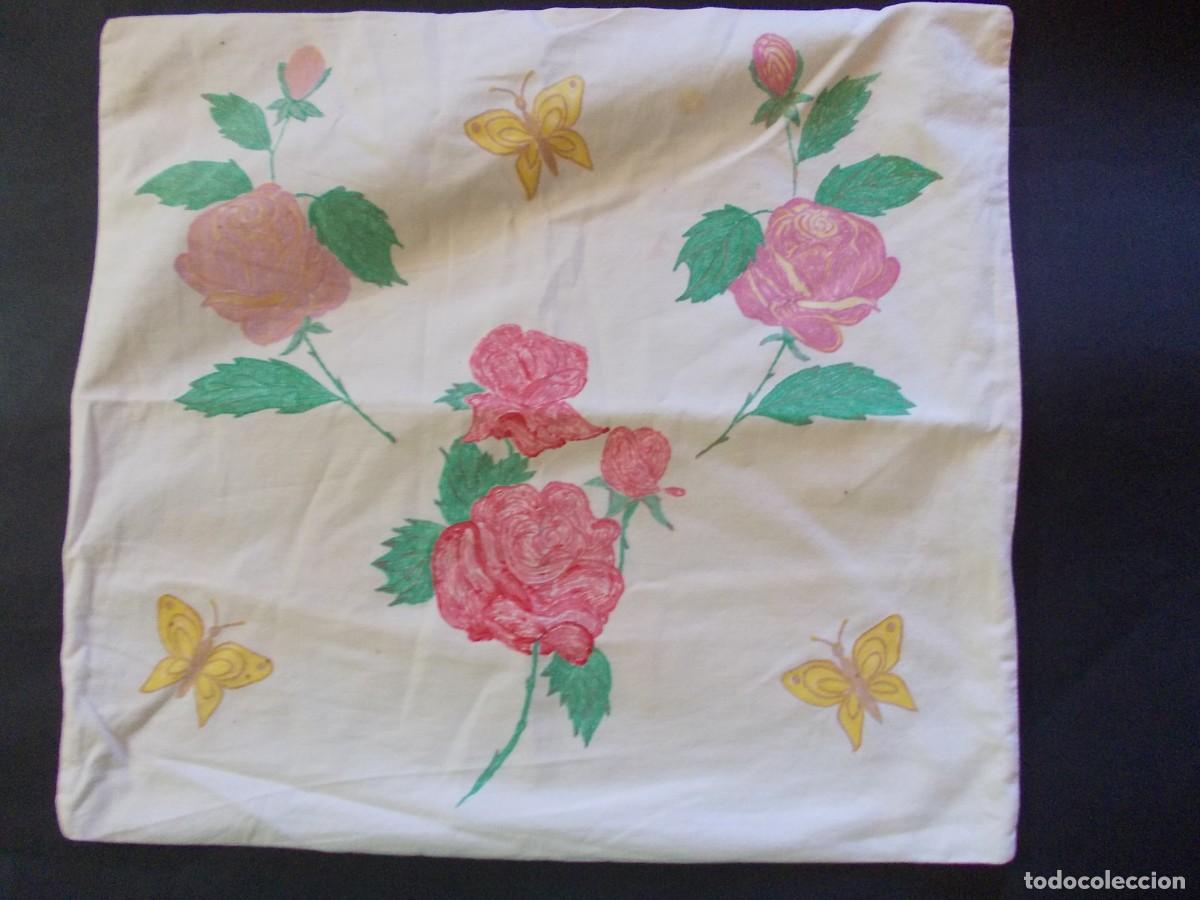 Antig&uuml;edades: Funda de coj&iacute;n vintage rosas y mariposas pintadas a mano &middot;algod&oacute;n blanco