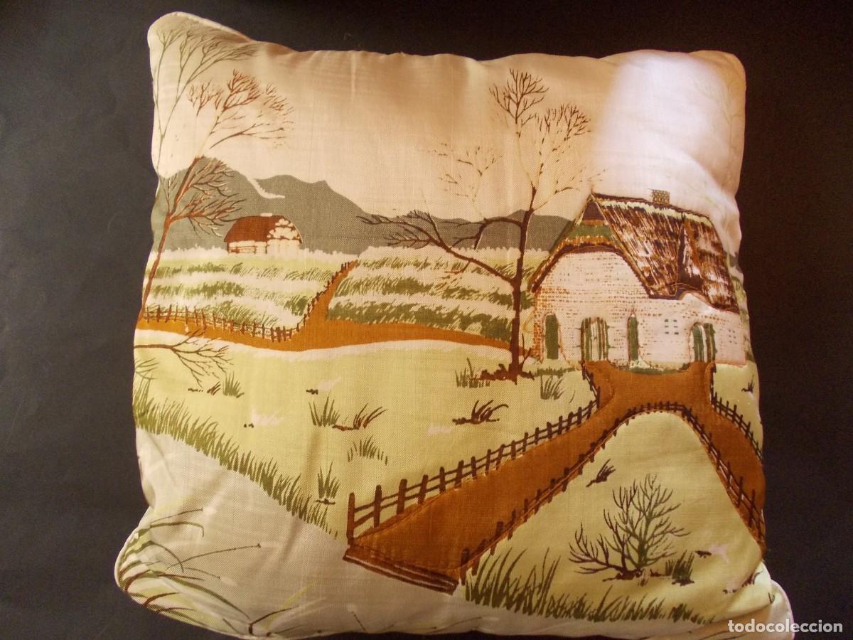 Antig&uuml;edades: Coj&iacute;n escena campestre vintage casa de campo, sendero y &aacute;rboles decoraci&oacute;n r&uacute;stica hogar