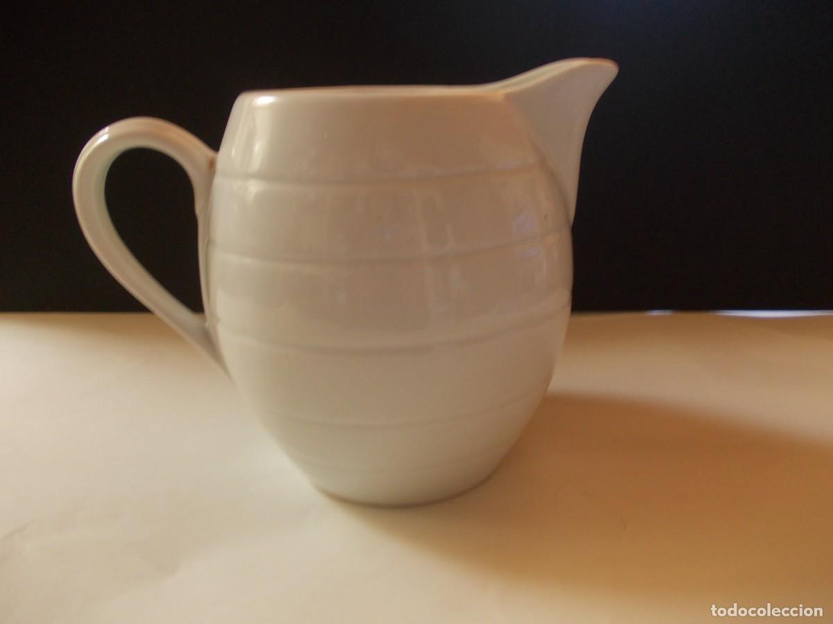 Antig&uuml;edades: Jarra blanca cer&aacute;mica vintage l&iacute;neas en relieve pieza minimalista con encanto antiguo