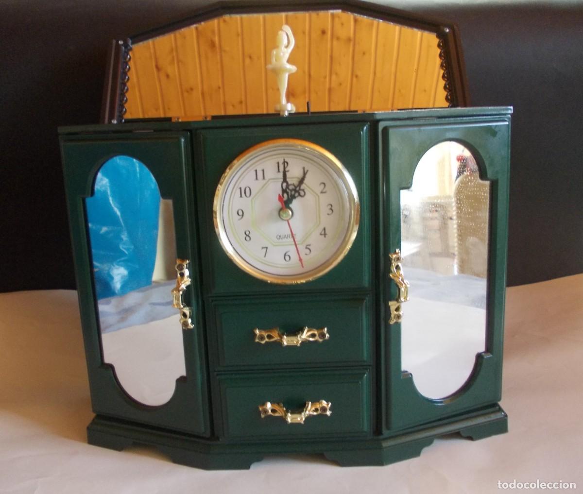 Antig&uuml;edades: Reloj joyero musical con bailarina verde vintage interior rojo espejos y cajoncitos