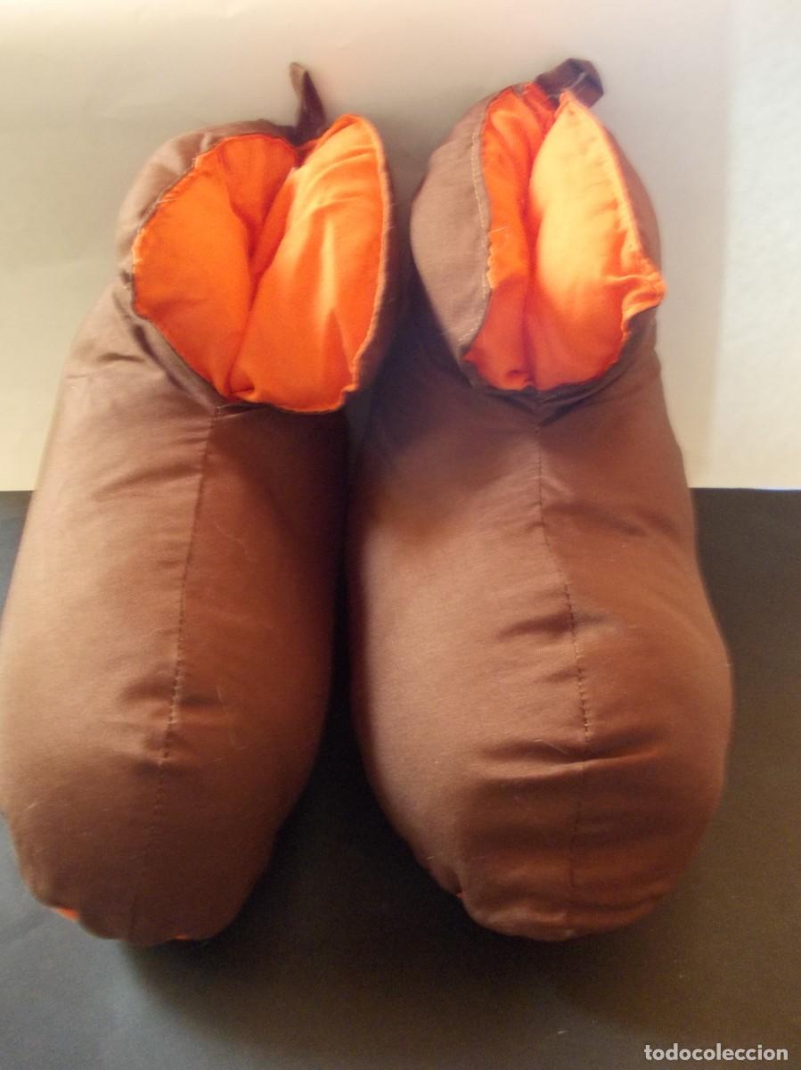 Antig&uuml;edades: Zapatos Patucos acolchados marr&oacute;n y naranja botines decoracion vintage comodidad extrema
