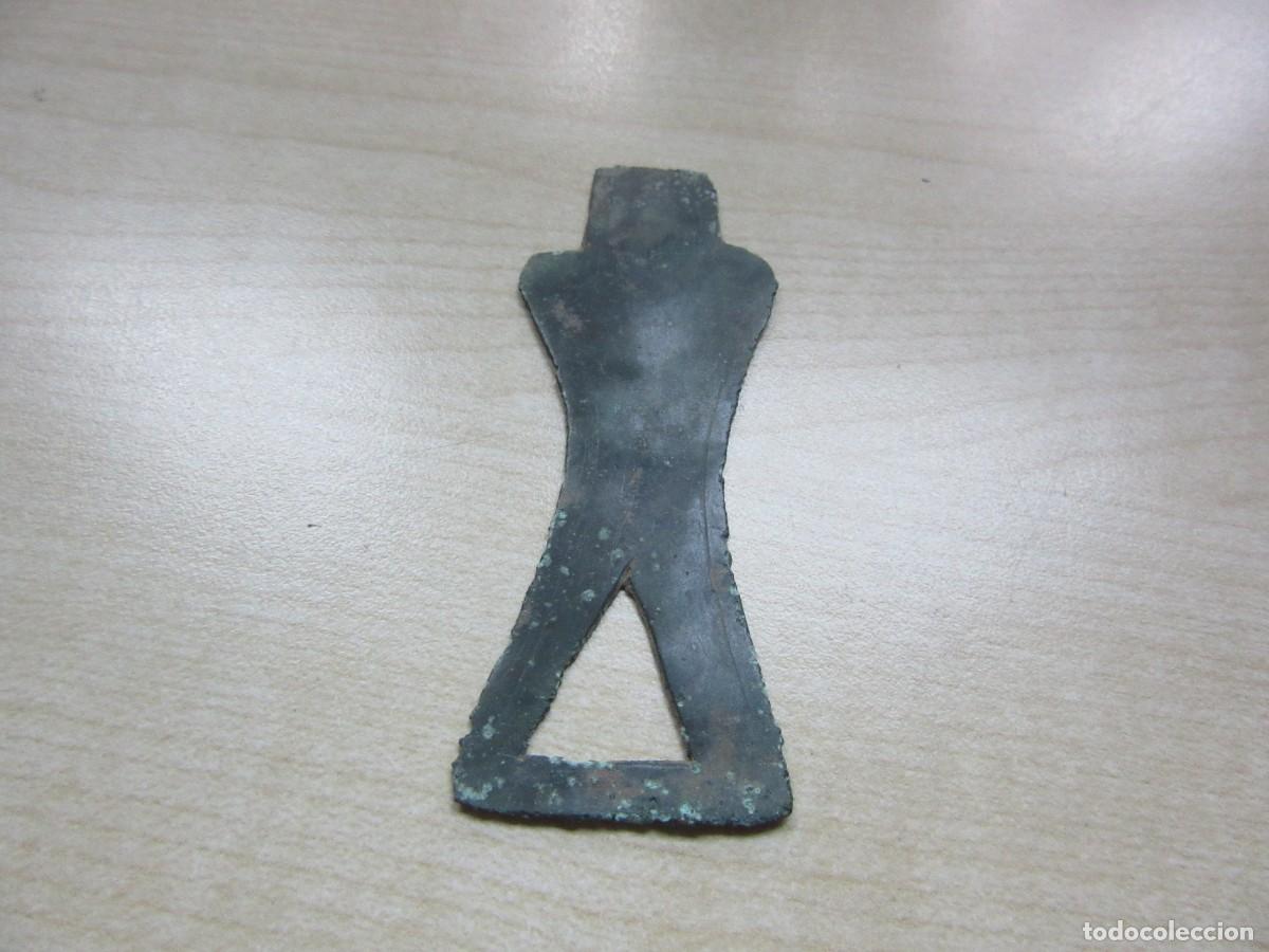 Antiquit&eacute;s: Mango de bronce decorado de &eacute;poca romana Medidas 7,1 x 2,6 cm