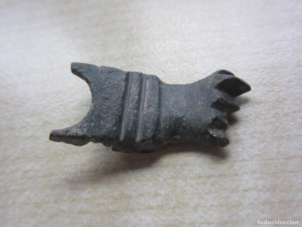 Antig&uuml;edades: Amuleto f&aacute;lico de bronce Parte de figa &Eacute;poca romana Medidas 2,5 x 1,1 cm