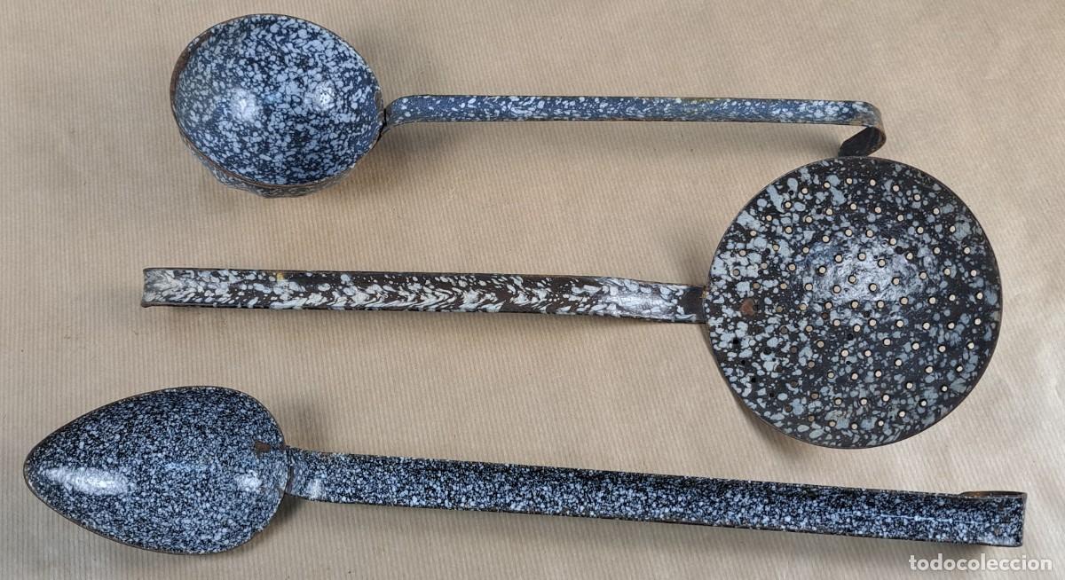 Antig&uuml;edades: Cucharones de metal esmaltados vintage, a&ntilde;os 60