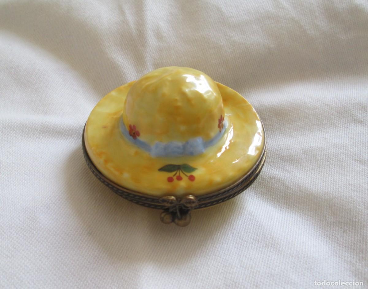Antiguidades: Cajita pastillero en porcelana Limoges pintada a mano. Forma de sombrero.