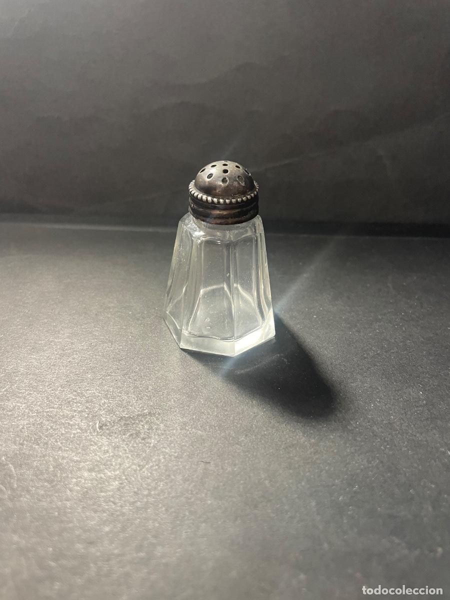 Antig&uuml;edades: ANTIGUO SALERO - DE CRISTAL Y TAPON DE PLATA DE LEY . 5,5X3,5 CM. - ESTADO EL QUE SE VE E