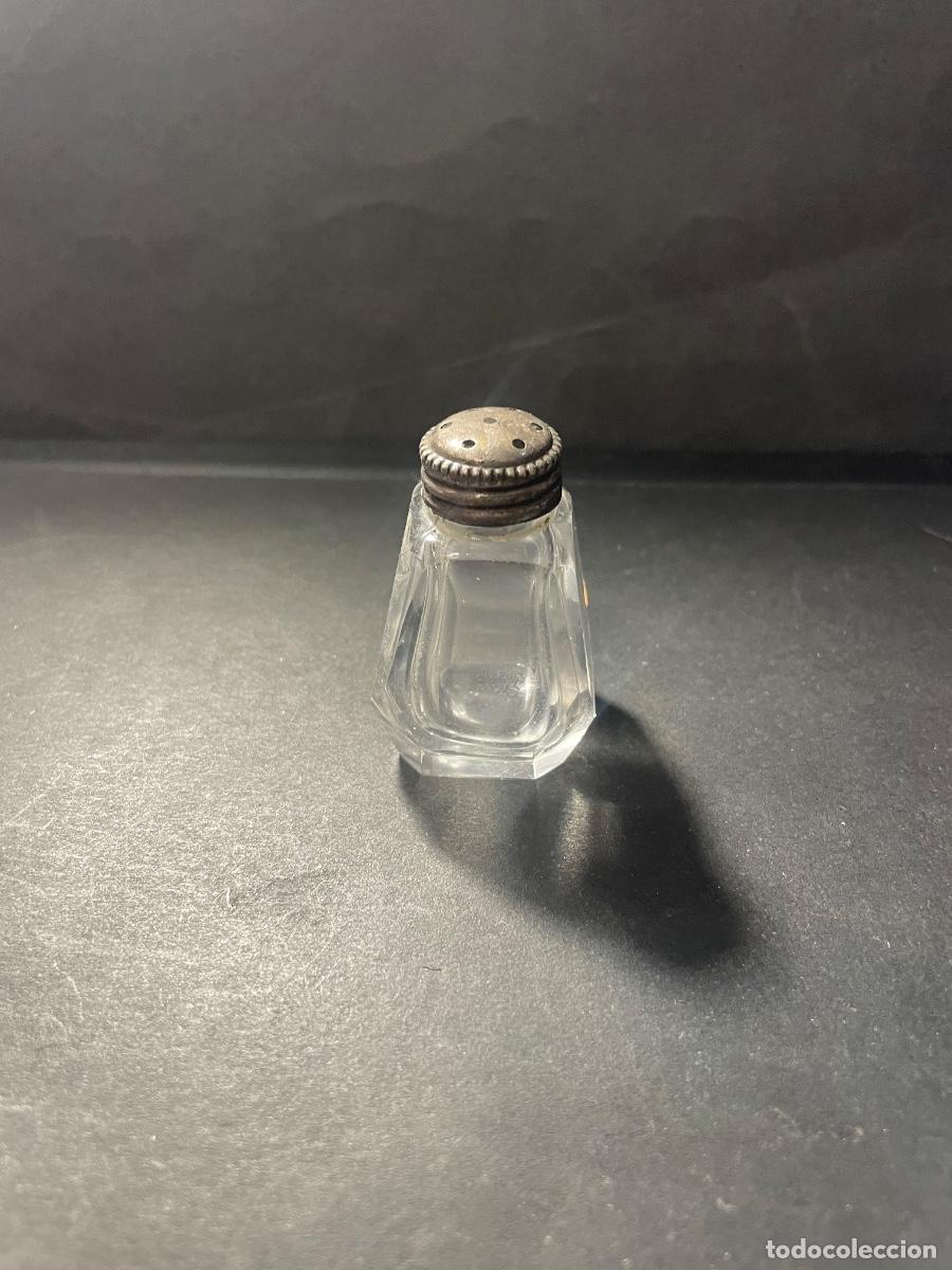 Antig&uuml;edades: ANTIGUO SALERO - DE CRISTAL Y TAPON DE PLATA DE LEY . 5X3,5 CM. - ESTADO EL QUE SE VE E