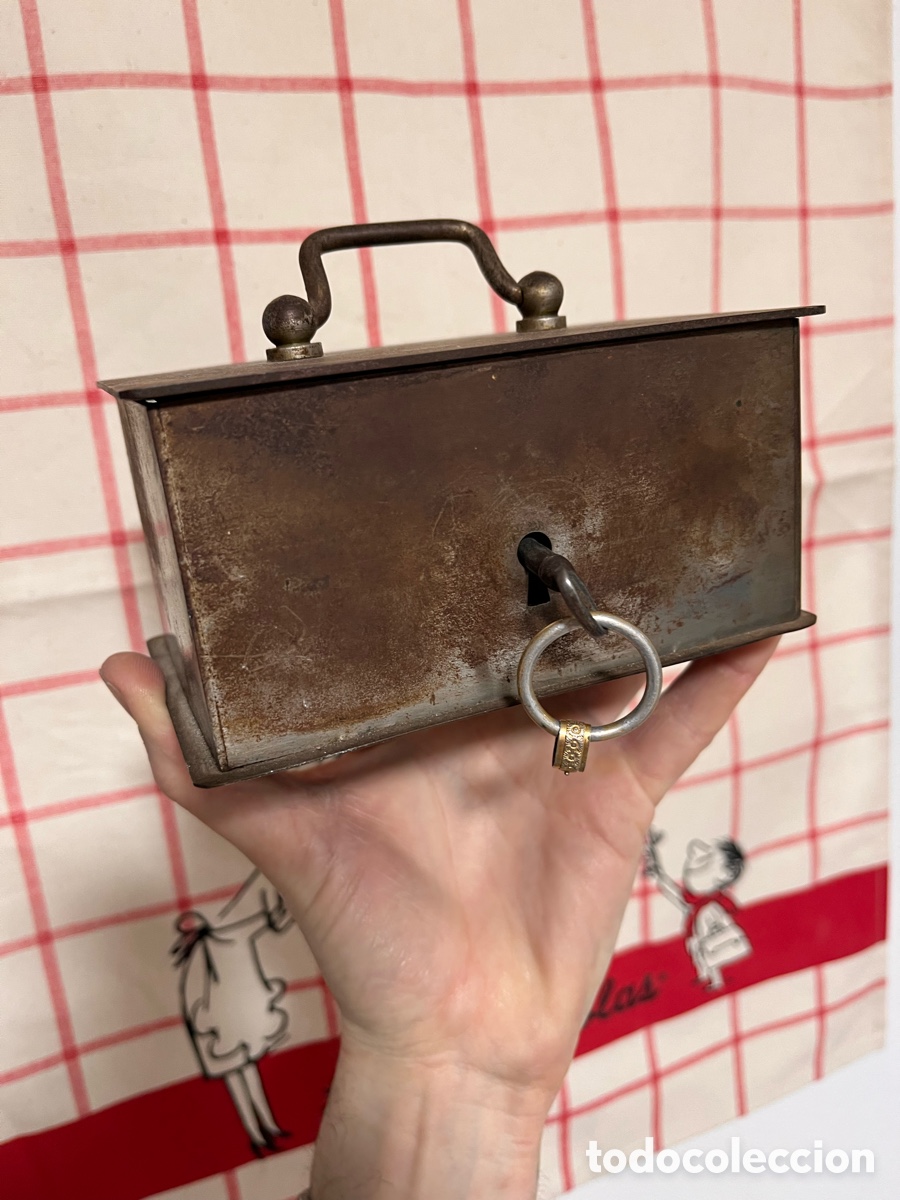 Antiquit&eacute;s: Antigua caja de metal con llave 14x6,5cm aprox