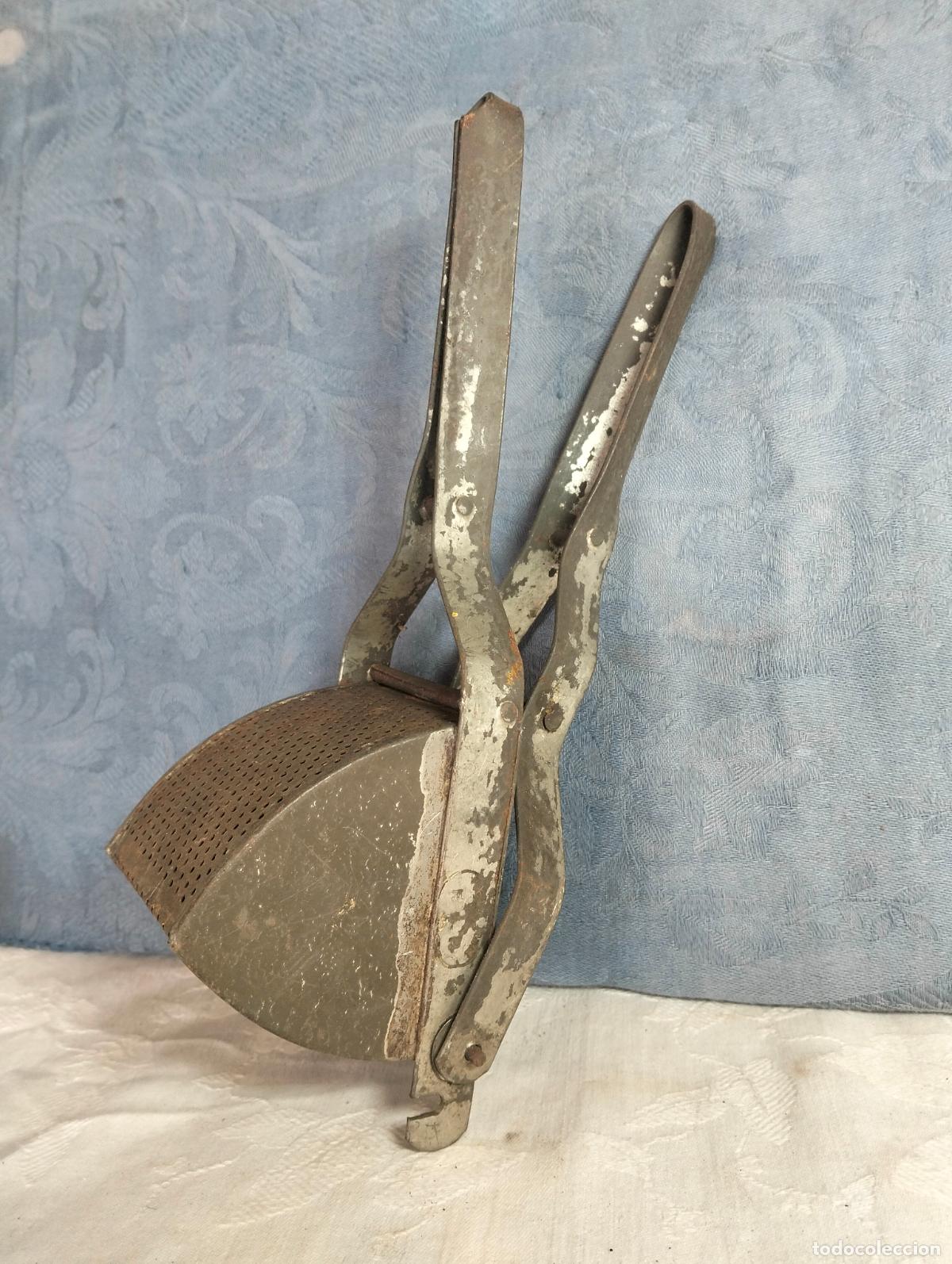 Antiguidades: Utensilio de cocina antiguo pisa-patatas o prensador de patatas passapur&eacute; de metal a&ntilde;os 50-60