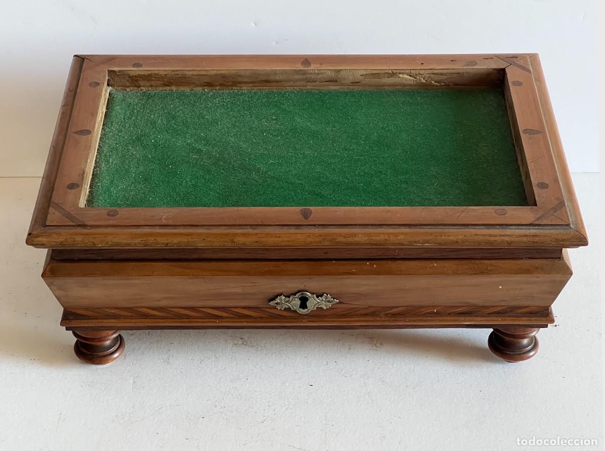 Antiquit&auml;ten: Caja antigua de marqueteria y pa&ntilde;o con forma de mesa de billar.
