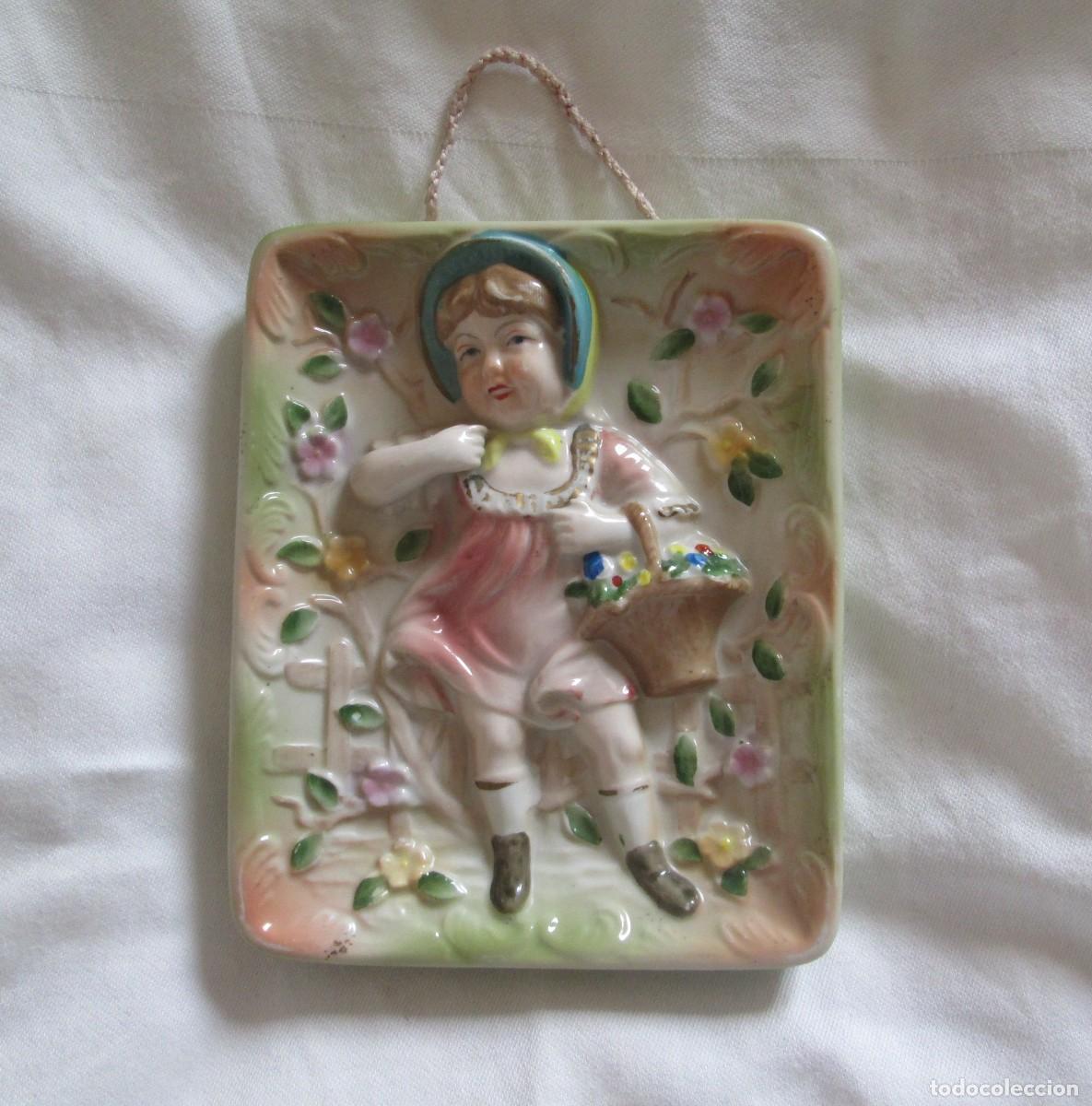 Antiguidades: Antiguo cuadro con figura de ni&ntilde;a en cer&aacute;mica.
