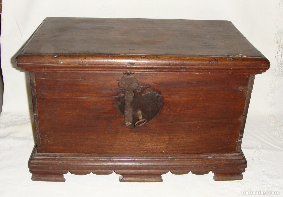 Antig&uuml;edades: Arca de sobremesa en madera maciza &bull; Cerradura forjada con forma de coraz&oacute;n &bull; ca. 1750&ndash;1800