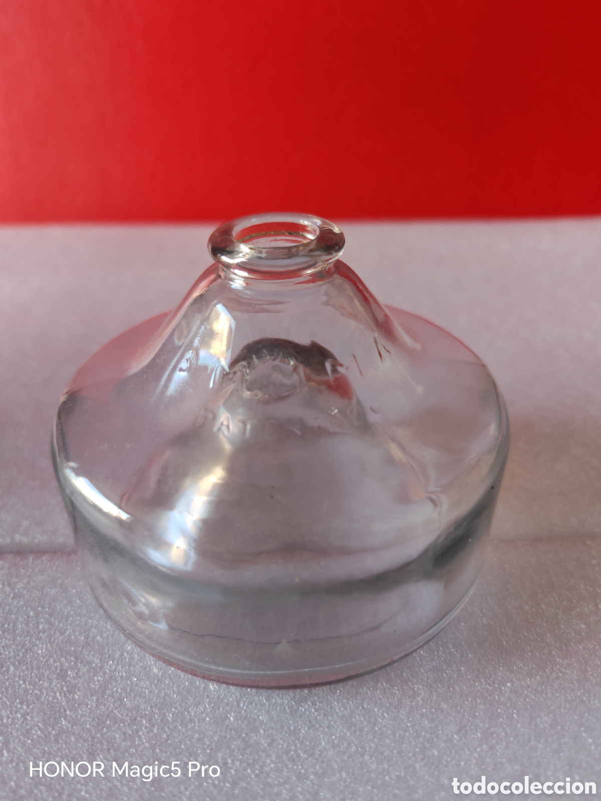 Antig&uuml;edades: Lote de cuatro antiguas botellas de atrapamoscas de la fruta, con la iniciales M,M,M,A, patentado