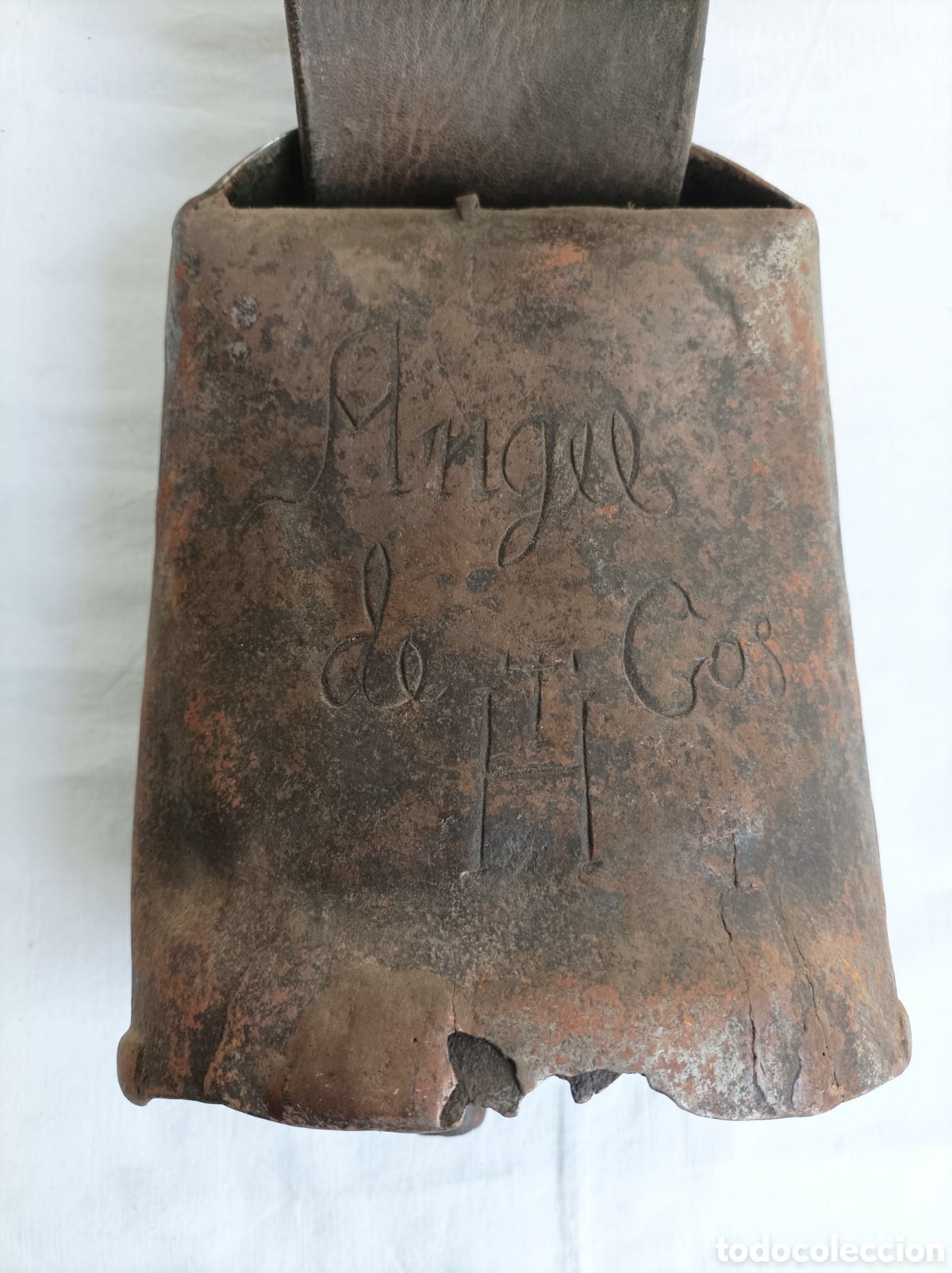 Antig&uuml;edades: Antiguo CENCERRO CON NOMBRE DE PROPIETARIO y SIMBOLO PROTECTOR.