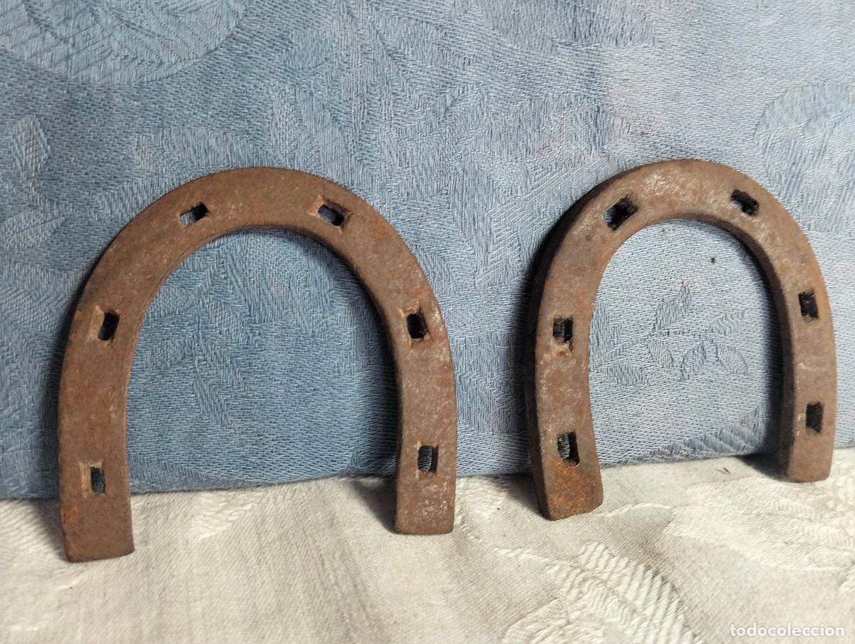 Antiques: Pareja de herraduras de caballo antiguas de hierro para herrar a los caballos de los a&ntilde;os 50-60