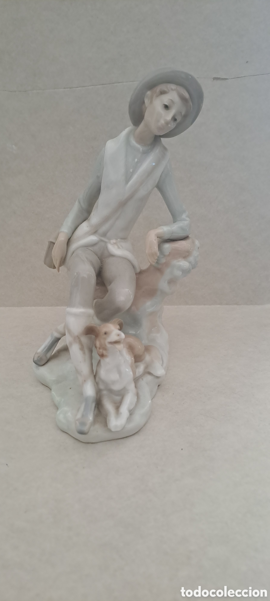 Antig&uuml;edades: Pastor contemplativo en porcelana de Lladr&oacute; dise&ntilde;o de Vicente Martinez a&ntilde;os 70