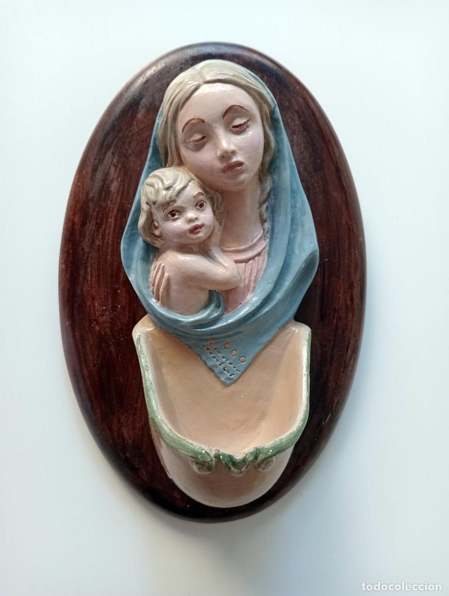Antig&uuml;edades: FIGURA DE VIRGEN Y NI&Ntilde;O JES&Uacute;S CON PILA PARA AGUA BENDITA