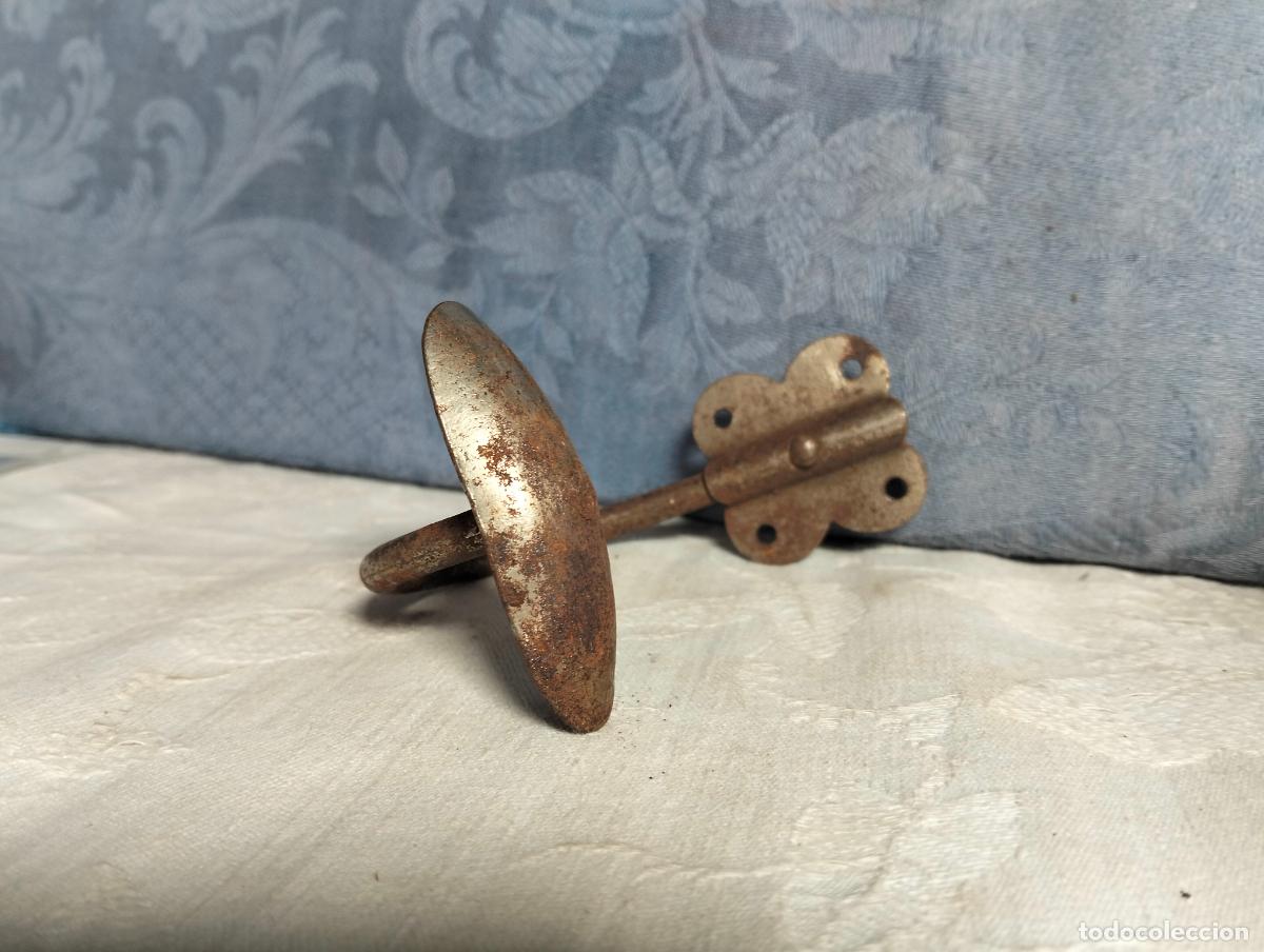 Antiquit&eacute;s: Antiguo colgador de hierro niquelado para pared o mueble de los a&ntilde;os 50-60