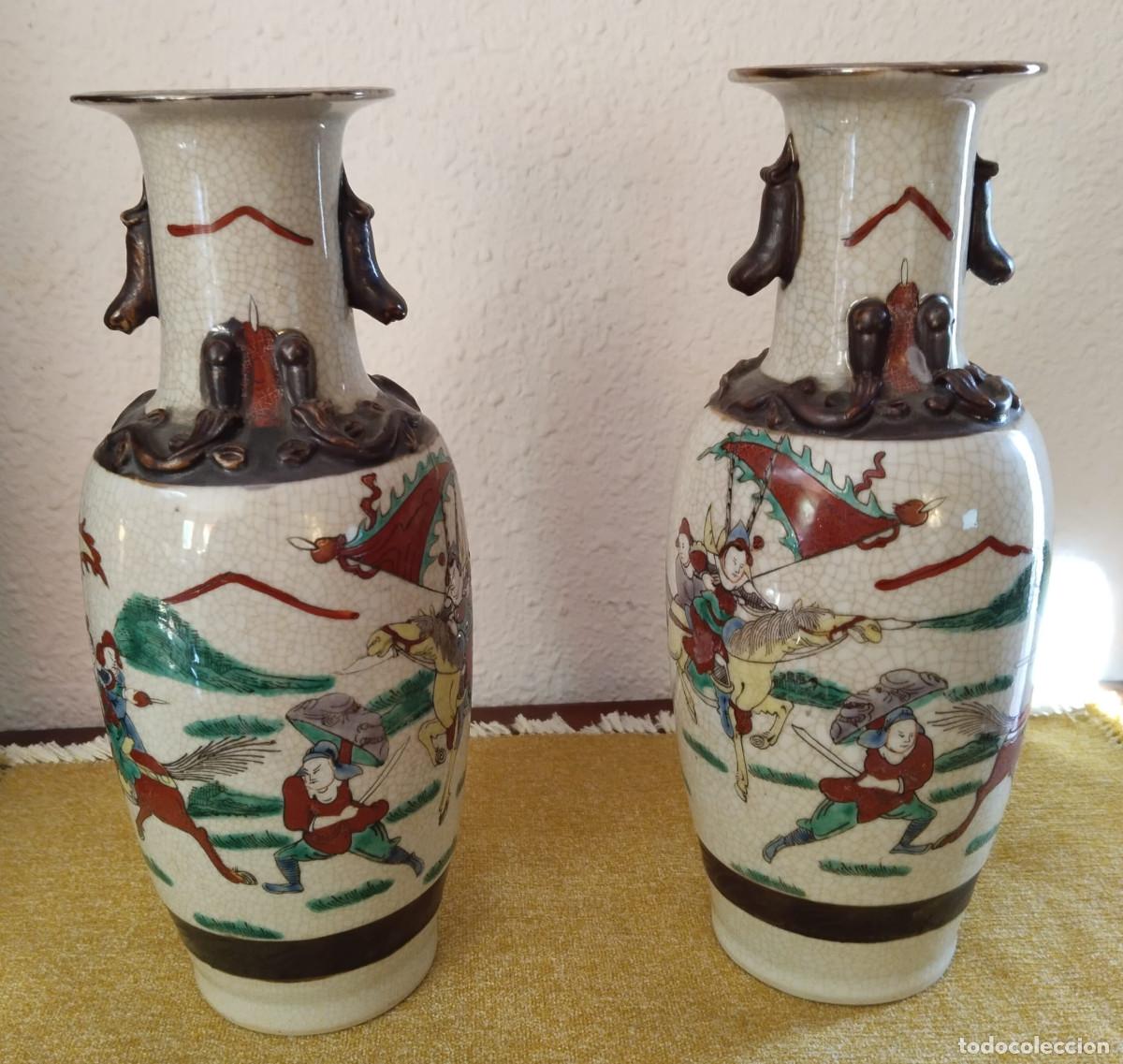 Antig&uuml;edades: Pareja de jarrones orientales antiguos &ndash; Cer&aacute;mica esmaltada con escenas tradicionales