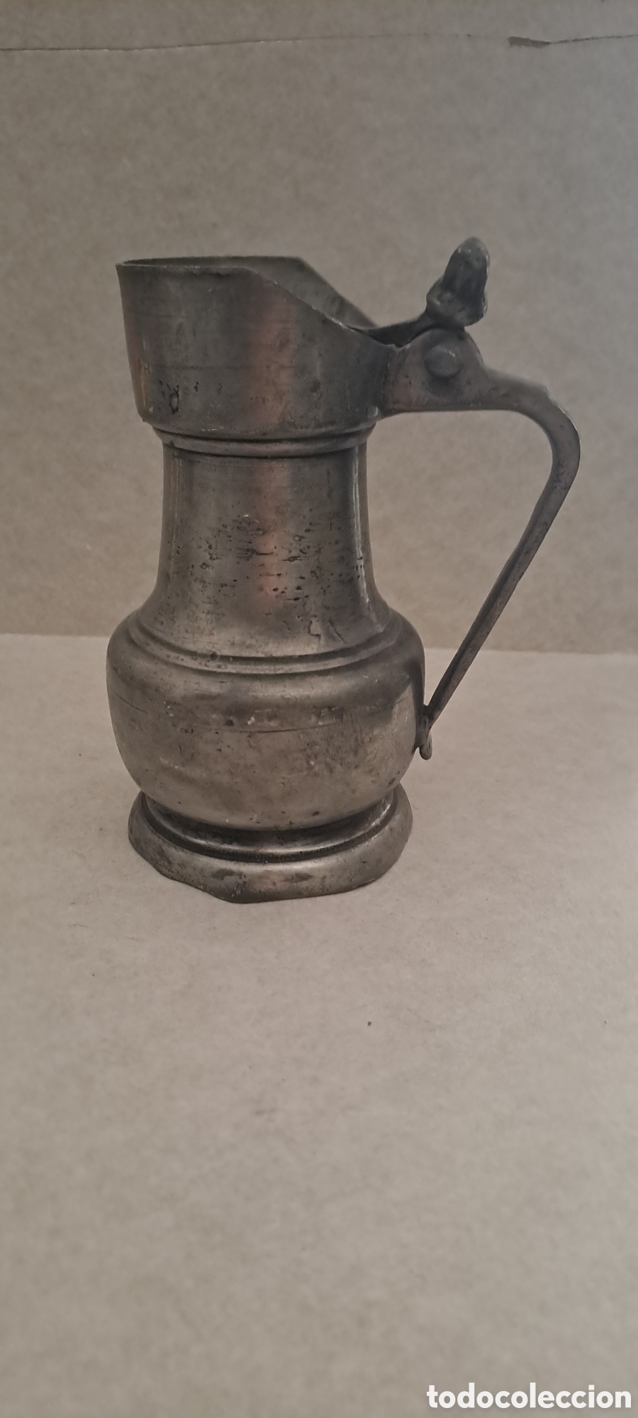 Antig&uuml;edades: Antigua jarra de metal con sello