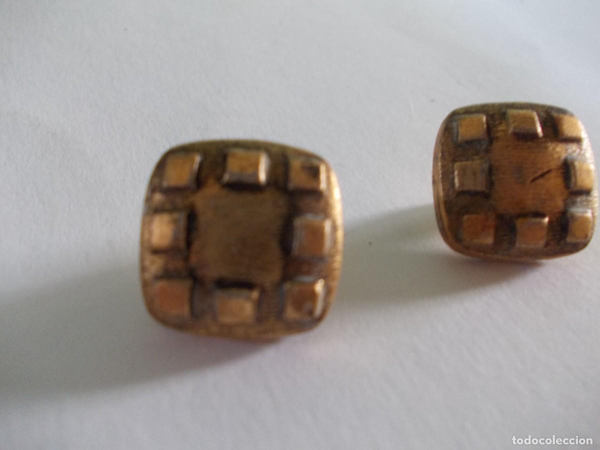 Antig&uuml;edades: Pareja botones dorados vintage metal relieve dise&ntilde;o geom&eacute;trico