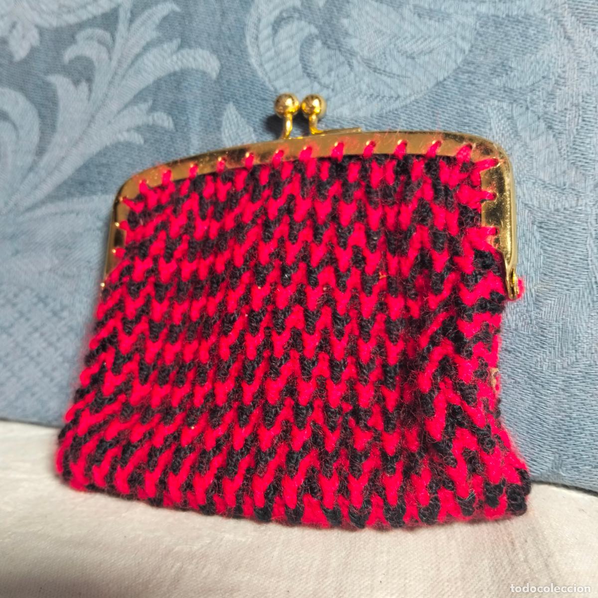 Antig&uuml;edades: Monedero bolso antiguo hecho de ganchillo o media con cierre met&aacute;lico rojo y negro a&ntilde;os 60