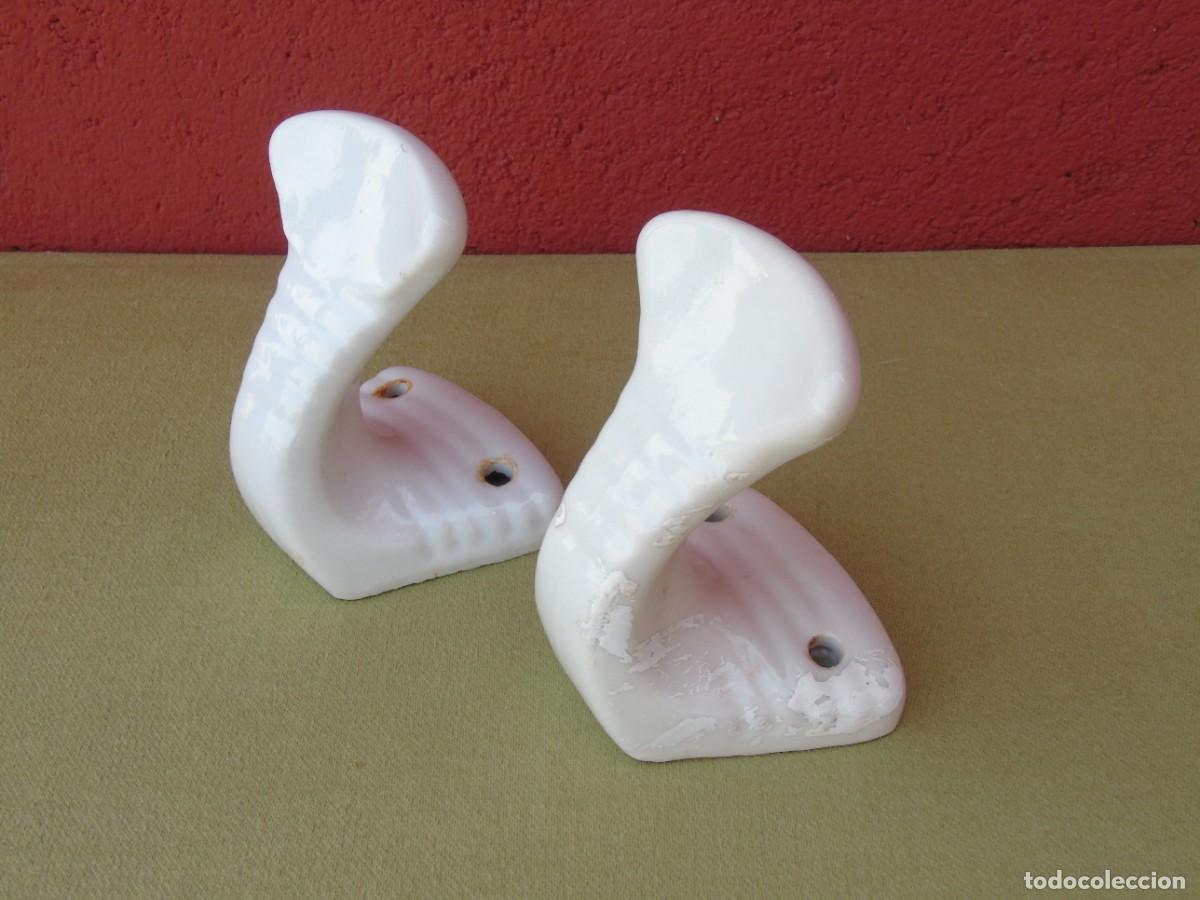 Antiguidades: PAREJA DE COLGADORES DE CER&Aacute;MICA BLANCOS. N&ordm;1