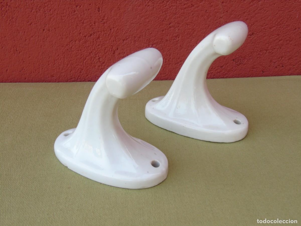 Antiguidades: PAREJA DE COLGADORES DE CER&Aacute;MICA BLANCOS. N&ordm; 2