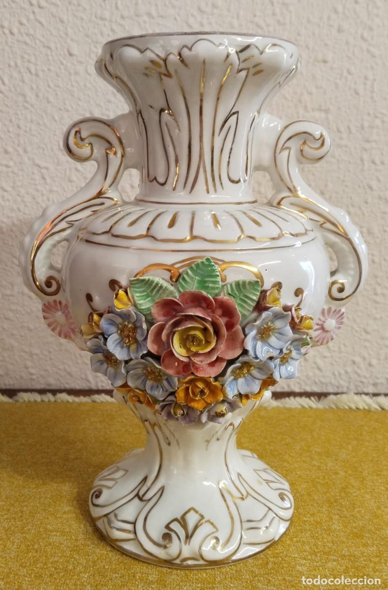 Antig&uuml;edades: Jarr&oacute;n de porcelana decorado con flores en relieve y dorados, estilo Capodimonte vintage.