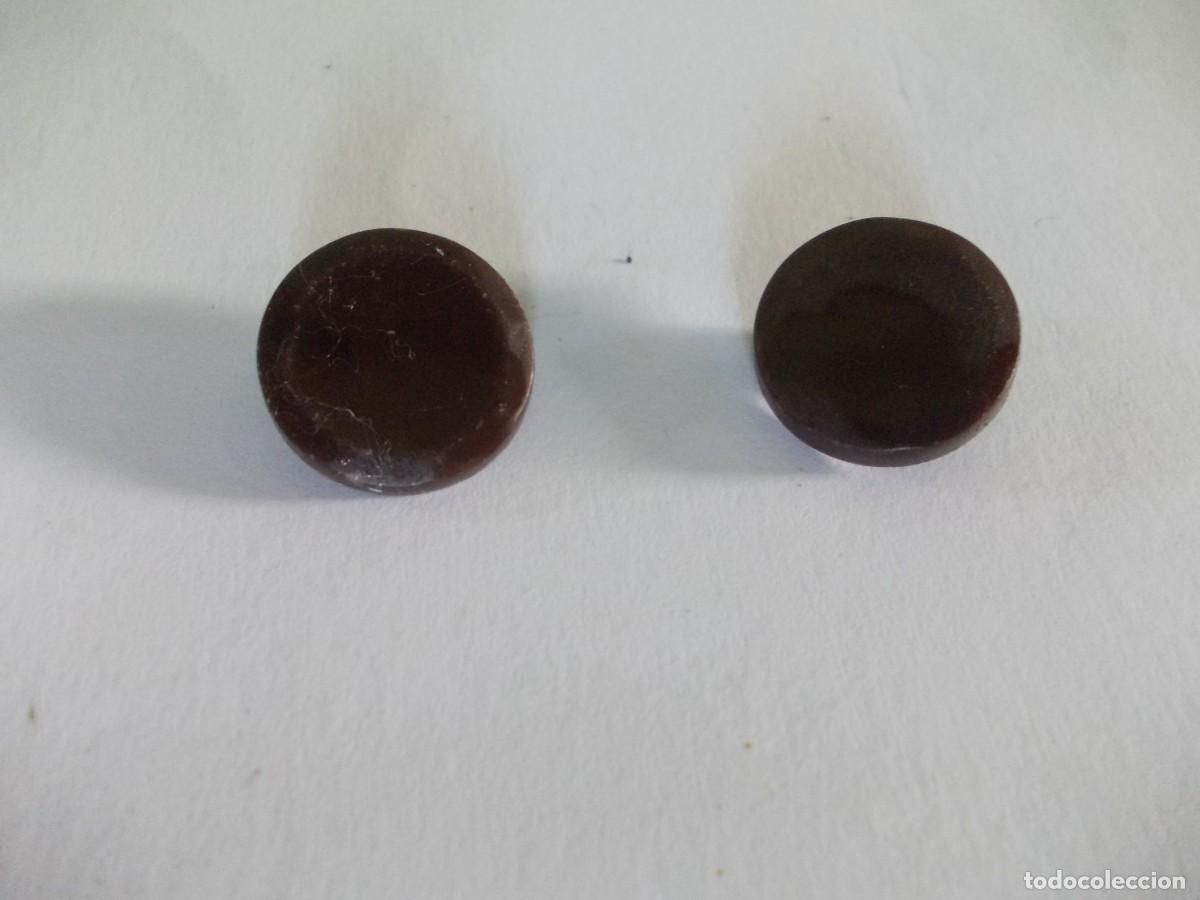 Antig&uuml;edades: Pareja botones marrones antiguos artesan&iacute;a