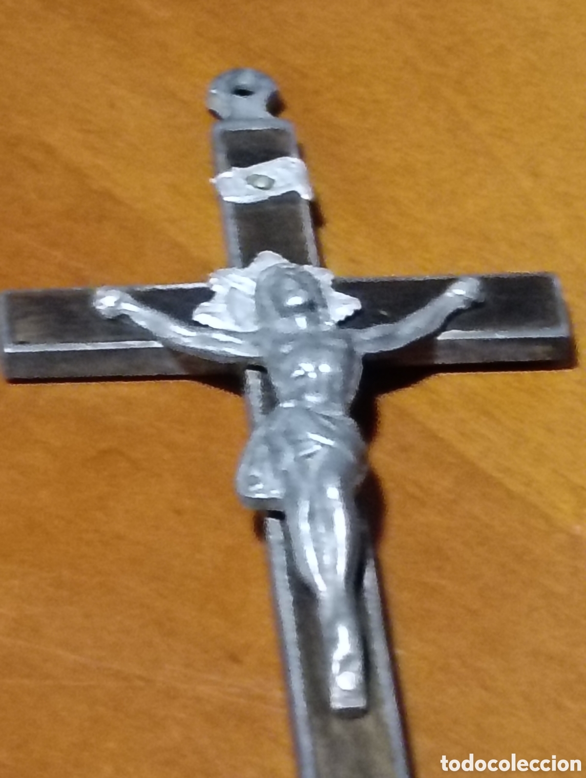 Antig&uuml;edades: Cruz de madera y aluminio de Fraile del Convento de Poblet, aprox, 190-40. Mide 13 x 6 cm.Cruz de ma