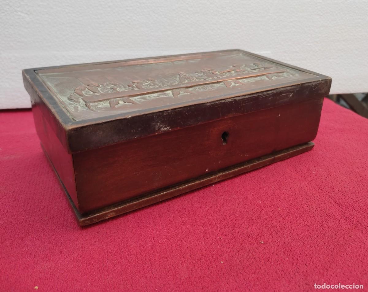 Antig&uuml;edades: antigua caja de madera con la tapa con una imagen de cobre repujado - imagen Ultima Cena