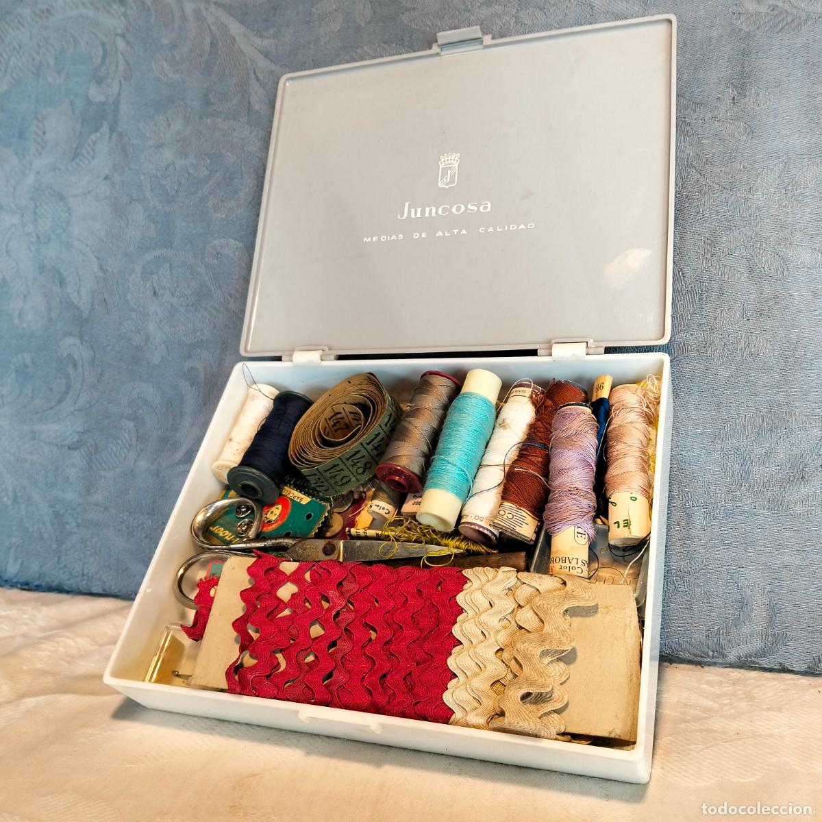 Antig&uuml;edades: Caja con utensilios de costura cintas hilo metro tijeras antiguas Juncosa, ganchillo dedales etc