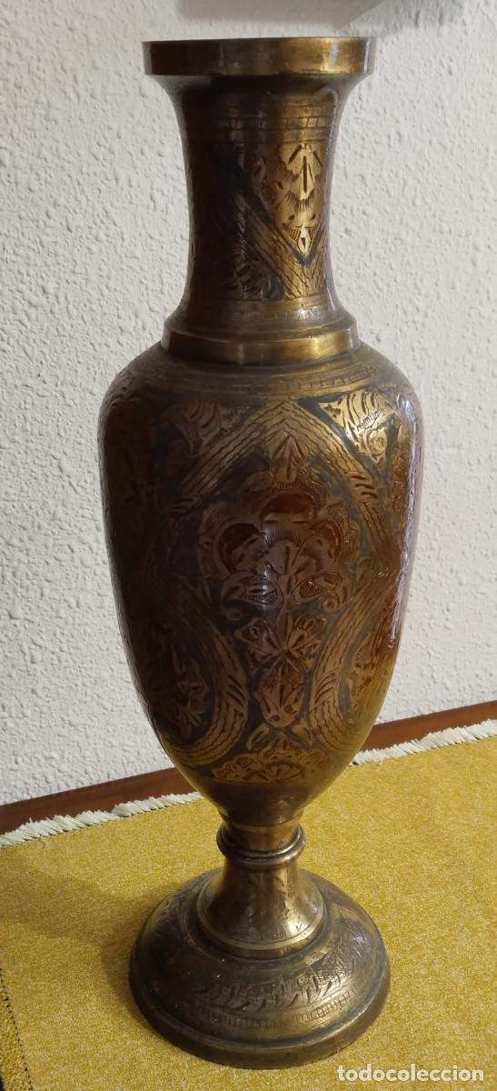 Antig&uuml;edades: Antiguo Jarr&oacute;n de Lat&oacute;n Cincelado a Mano - Estilo Indo-Persa - Grabados Florales y Geom&eacute;tricos.