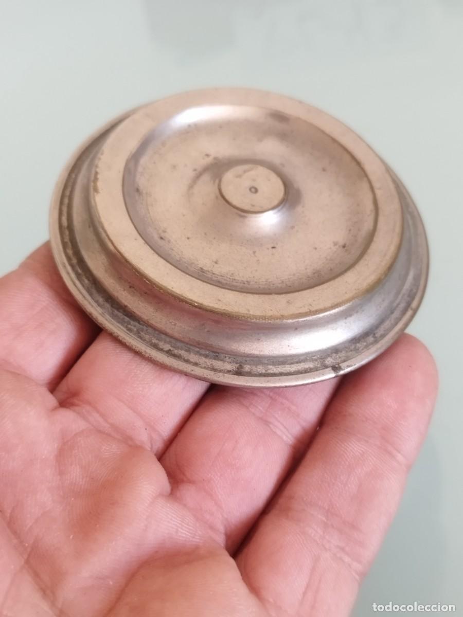 Antig&uuml;edades: Antigua base de metal a identificar. - Foto 1