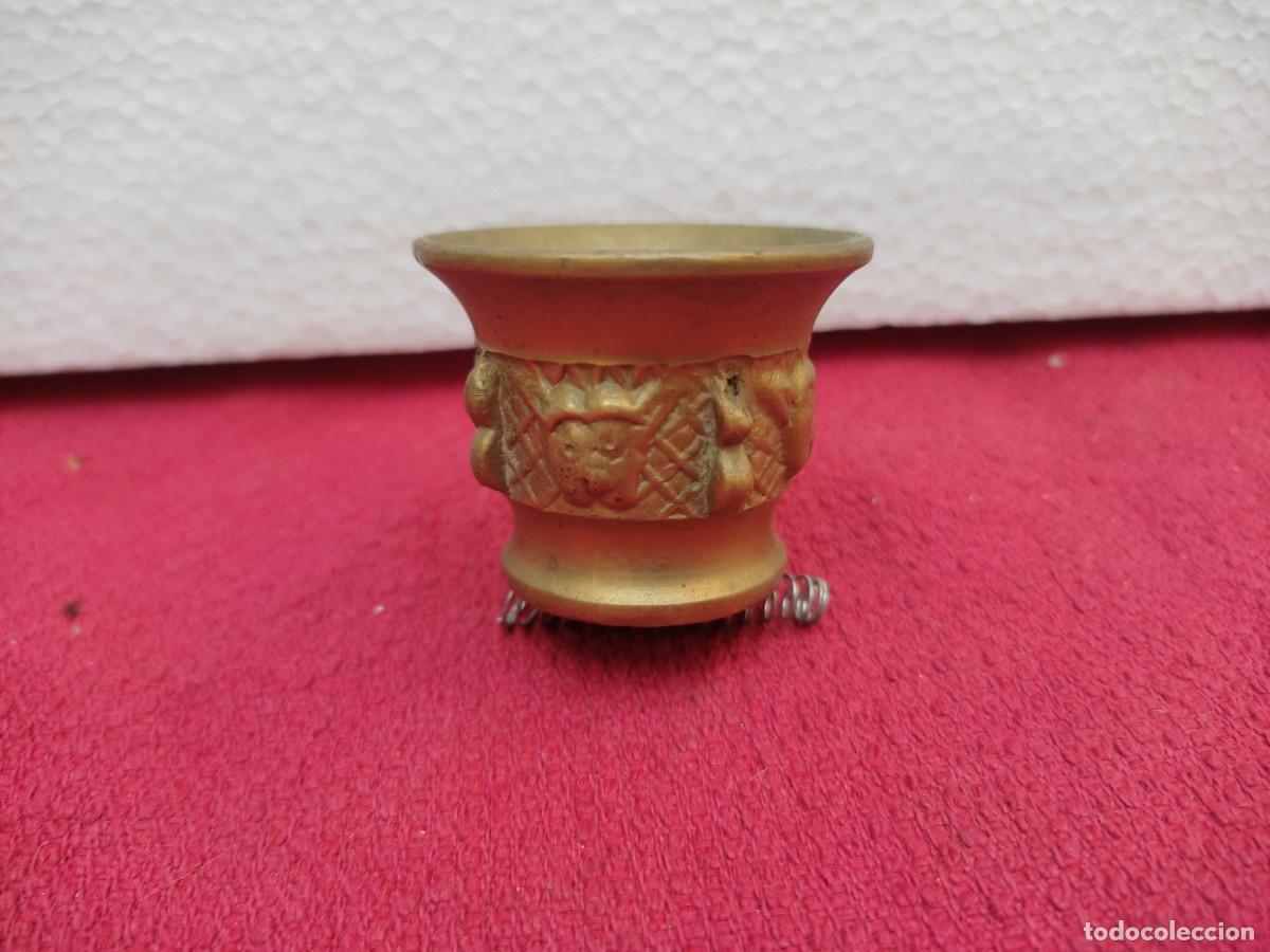 Antig&uuml;edades: peque&ntilde;o mortero almirez de bronce - 4 costillas - caras de animales grabadas - 3cm alto