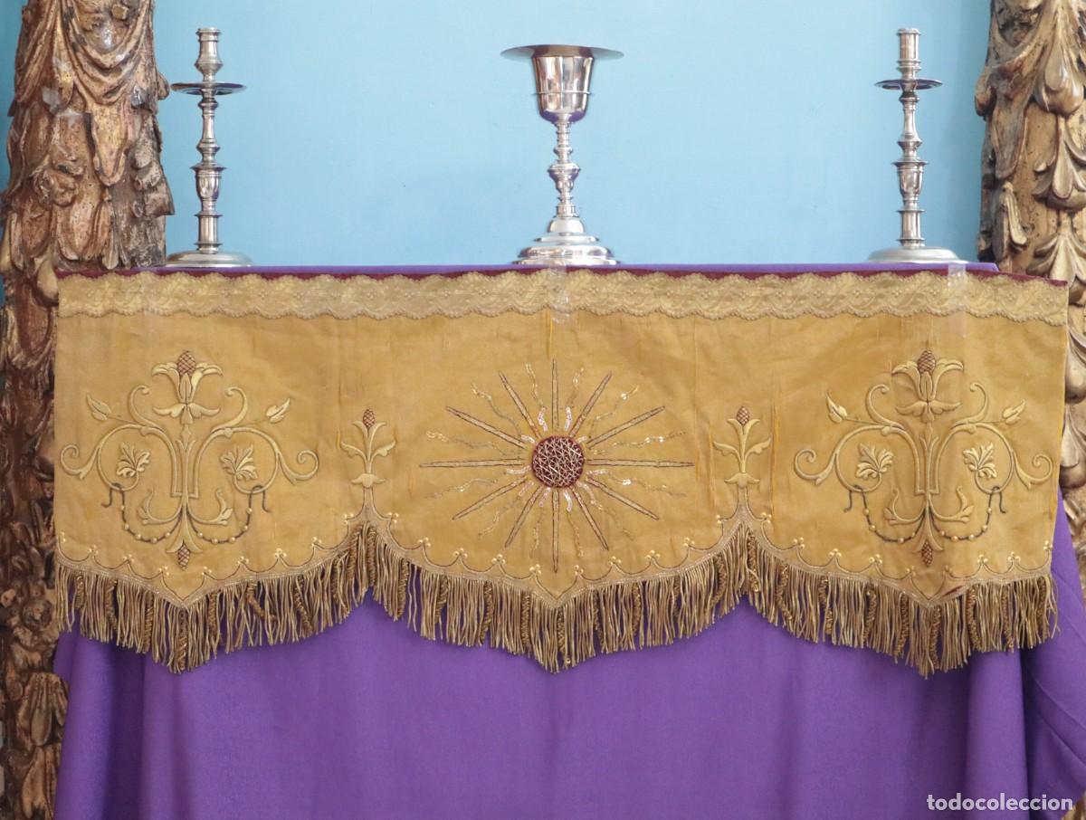 Antig&uuml;edades: Frente de altar confeccionado en tis&uacute; y bordados de hilo de oro. Hacia 1900. Mide 115 x 45 cm.