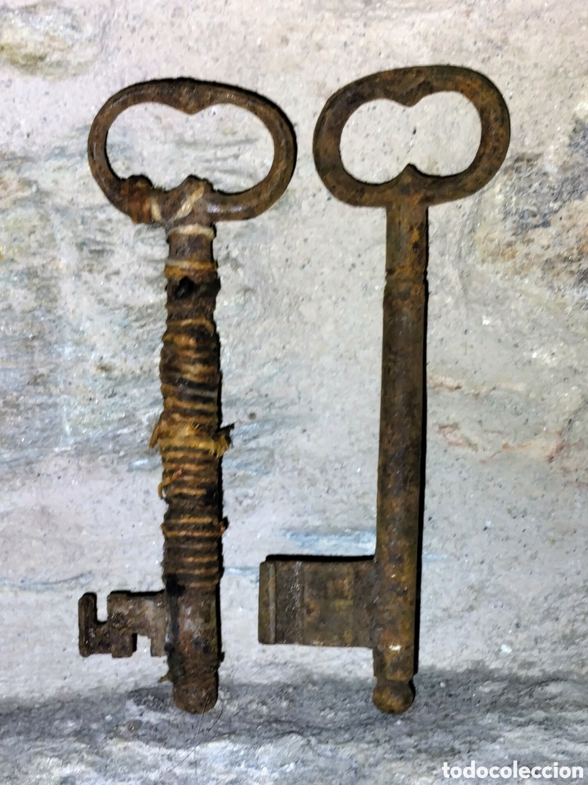 Antiquit&eacute;s: 2 ANTIQU&Iacute;SIMAS LLAVES DE HIERRO FORJADO con M&Aacute;S DE UN SIGLO DE ANTIGUEDAD ver fotos.