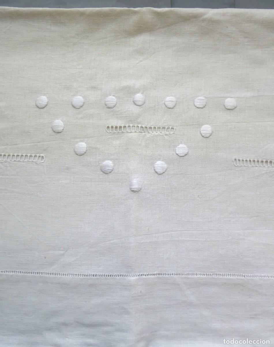 Antig&uuml;edades: ANTIGUA S&Aacute;BANA DE LINO CON BORDADOS Y VAINICAS PPIO.S.XX
